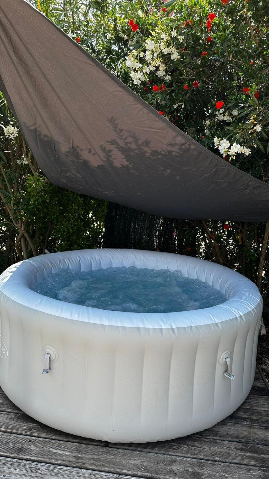 La Vaihere En Camargue, L'hibiscus Et Le Magnolia Appartement *